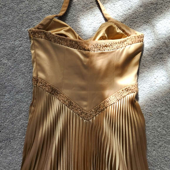 Gold pleated evening dress size 4 - Picture 3 of 7
